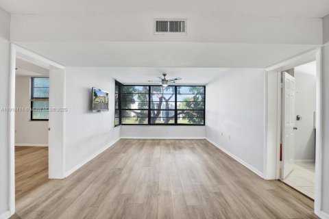 Condo in Davie, Florida, 2 bedrooms  № 1974078 - photo 16