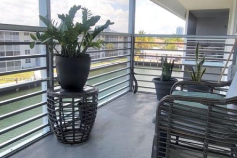Condo in North Miami Beach, Florida, 1 bedroom  № 1745925 - photo 25