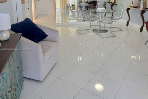 Condominio en venta en North Miami Beach, Florida, 1 dormitorio, 75.44 m2 № 1745925 - foto 15