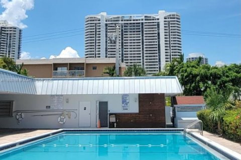 Condominio en venta en North Miami Beach, Florida, 1 dormitorio, 75.44 m2 № 1745925 - foto 20