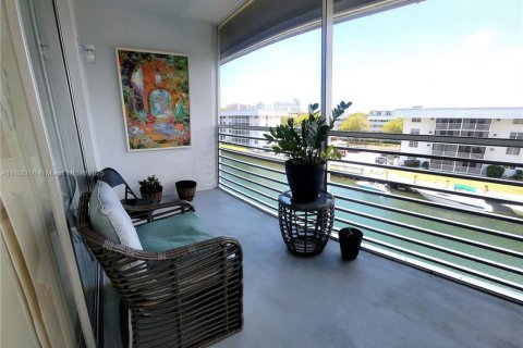 Condominio en venta en North Miami Beach, Florida, 1 dormitorio, 75.44 m2 № 1745925 - foto 1