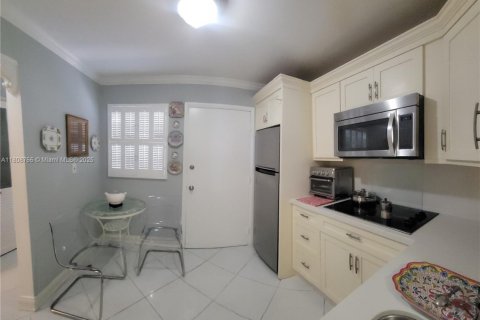 Condominio en venta en North Miami Beach, Florida, 1 dormitorio, 75.44 m2 № 1745925 - foto 5