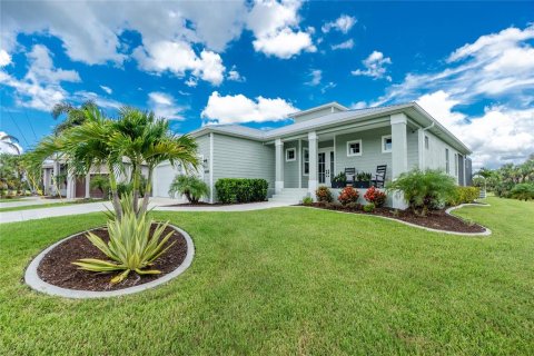 House in Punta Gorda, Florida 4 bedrooms, 207.92 sq.m. № 1919091 - photo 1