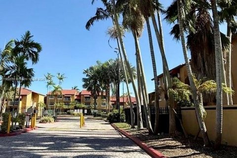 Condominio en alquiler en Miami, Florida, 3 dormitorios, 108.23 m2 № 1954123 - foto 2