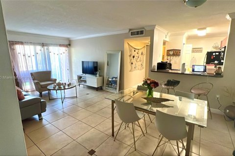 Condominio en alquiler en Miami, Florida, 3 dormitorios, 108.23 m2 № 1954123 - foto 7