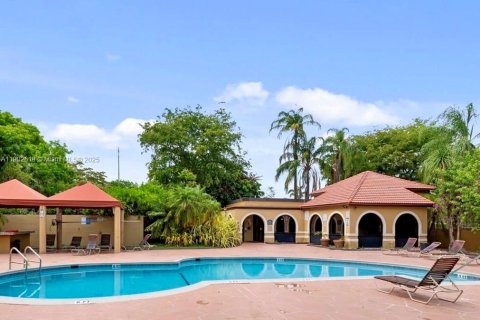 Condominio en alquiler en Miami, Florida, 3 dormitorios, 108.23 m2 № 1954123 - foto 9