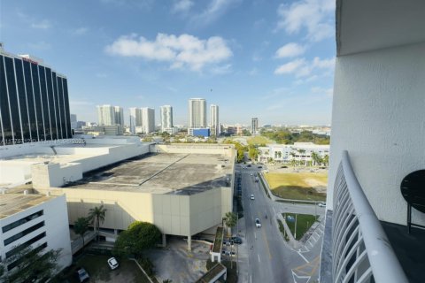 Condo in Miami, Florida, 1 bedroom  № 1741812 - photo 3