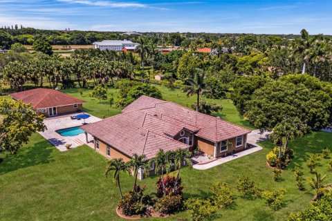House in Southwest Ranches, Florida 7 bedrooms, 534.93 sq.m. № 1800648 - photo 1