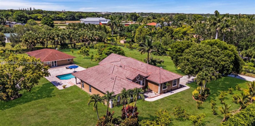House in Southwest Ranches, Florida 7 bedrooms, 534.93 sq.m. № 1800648