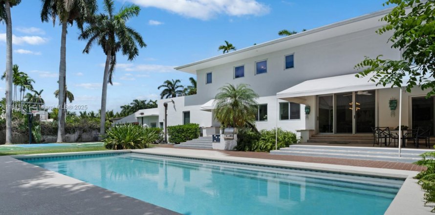 House in Miami Beach, Florida 4 bedrooms, 280.47 sq.m. № 1842764