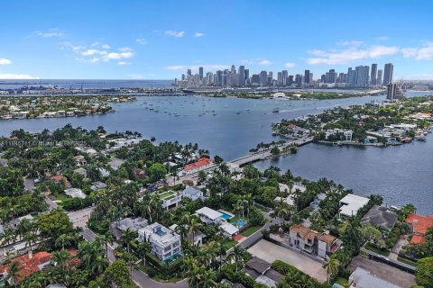 House in Miami Beach, Florida 4 bedrooms, 280.47 sq.m. № 1842764 - photo 19