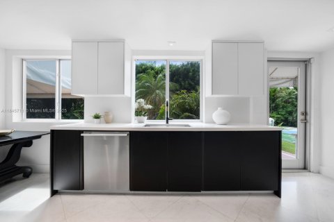 House in Miami Beach, Florida 4 bedrooms, 280.47 sq.m. № 1842764 - photo 9