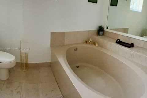 Casa en alquiler en Miami, Florida, 3 dormitorios, 179.77 m2 № 1998933 - foto 29