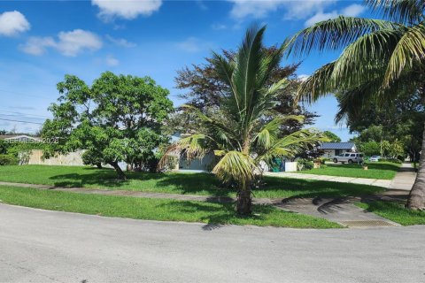 Casa en alquiler en Miami, Florida, 3 dormitorios, 179.77 m2 № 1998933 - foto 3