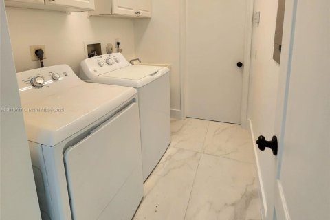 House in Weston, Florida 5 bedrooms, 239.13 sq.m. № 2016203 - photo 28