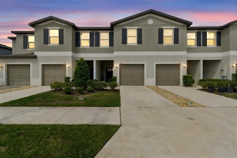 Touwnhouse à vendre à Wesley Chapel, Floride: 3 chambres, 151.8 m2 № 2207627 - photo 2