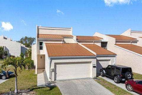 Adosado en venta en Tampa, Florida, 3 dormitorios, 147.25 m2 № 1719570 - foto 1