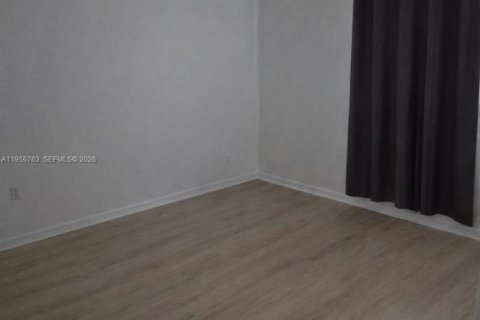 Снять в аренду таунхаус в Норт-Лодердейл, Флорида 3 спальни, 118.91м2, № 2010617 - фото 3