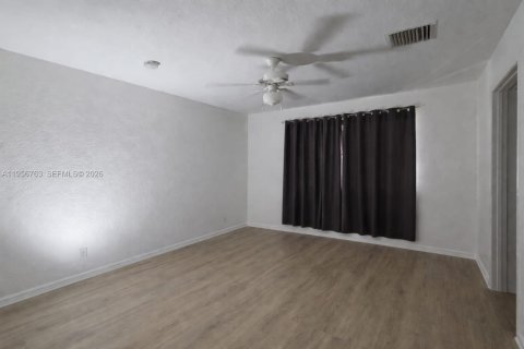 Снять в аренду таунхаус в Норт-Лодердейл, Флорида 3 спальни, 118.91м2, № 2010617 - фото 2