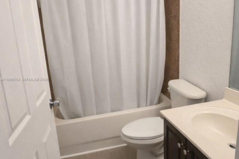 Снять в аренду таунхаус в Норт-Лодердейл, Флорида 3 спальни, 118.91м2, № 2010617 - фото 7