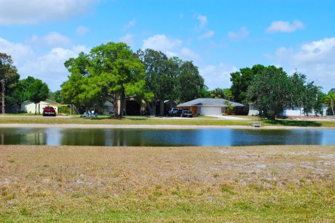 House in Fort Pierce, Florida 3 bedrooms, 150.69 sq.m. № 1159698 - photo 1