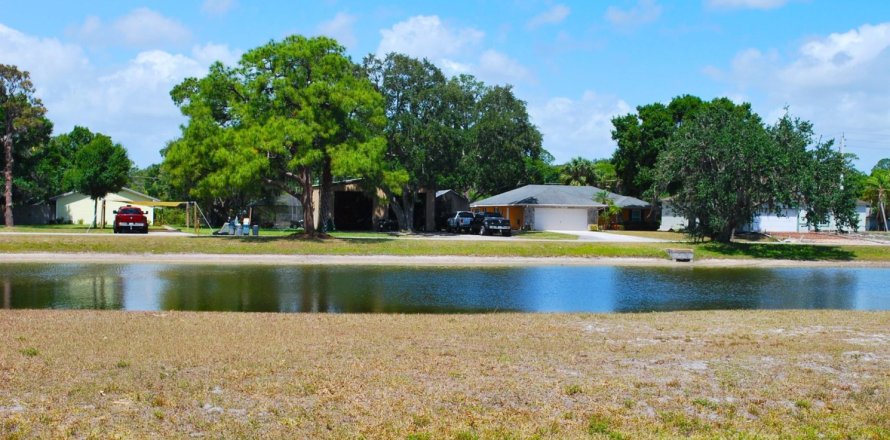 House in Fort Pierce, Florida 3 bedrooms, 150.69 sq.m. № 1159698