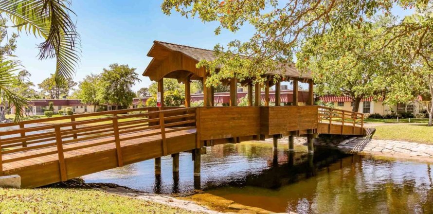 House in Lake Worth, Florida 2 bedrooms, 87.42 sq.m. № 834922