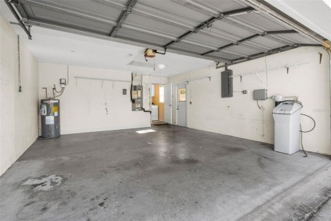 House in New Port Richey, Florida 3 bedrooms, 134.52 sq.m. № 2383464 - photo 30