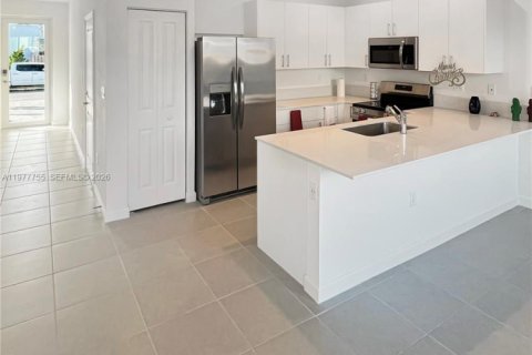 Снять в аренду таунхаус в Хомстед, Флорида 3 спальни, № 2042353 - фото 6