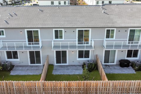 Снять в аренду таунхаус в Хомстед, Флорида 3 спальни, № 2042353 - фото 3