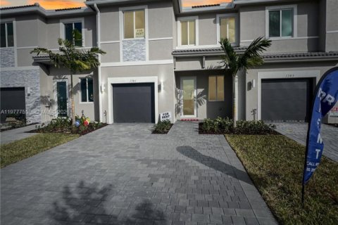 Таунхаус в Хомстед, Флорида 3 спальни № 2042353