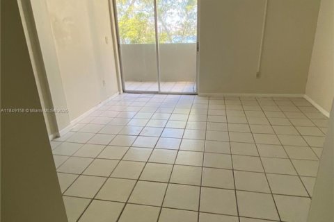 Condo in Hialeah Gardens, Florida, 1 bedroom  № 1850784 - photo 4