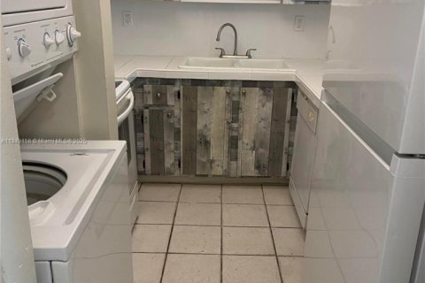 Condo in Hialeah Gardens, Florida, 1 bedroom  № 1850784 - photo 16