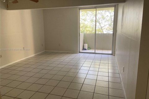 Condo in Hialeah Gardens, Florida, 1 bedroom  № 1850784 - photo 17
