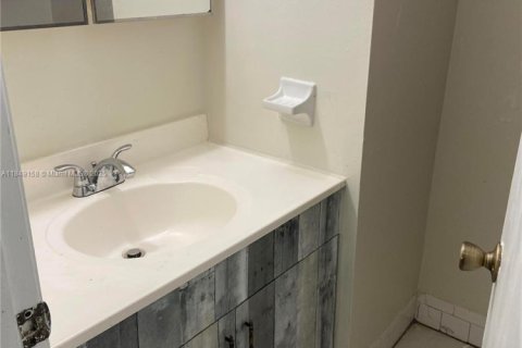 Condo in Hialeah Gardens, Florida, 1 bedroom  № 1850784 - photo 2