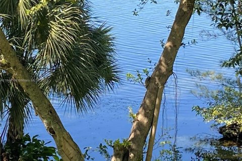 Condo in Hialeah Gardens, Florida, 1 bedroom  № 1850784 - photo 1