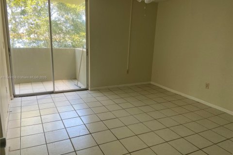 Condo in Hialeah Gardens, Florida, 1 bedroom  № 1850784 - photo 5