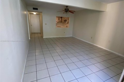 Condo in Hialeah Gardens, Florida, 1 bedroom  № 1850784 - photo 18