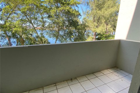 Condo in Hialeah Gardens, Florida, 1 bedroom  № 1850784 - photo 12