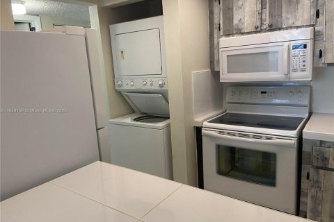 Condo in Hialeah Gardens, Florida, 1 bedroom  № 1850784 - photo 15