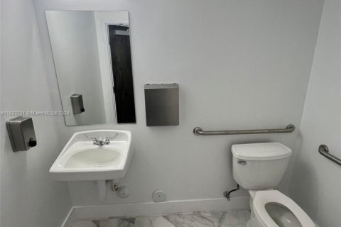 Propiedad comercial en alquiler en Doral, Florida № 1209194 - foto 1