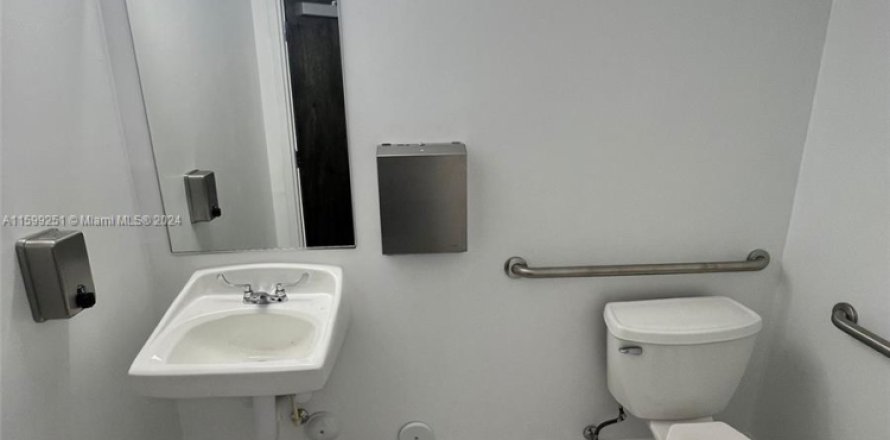 Propiedad comercial en Doral, Florida № 1209194