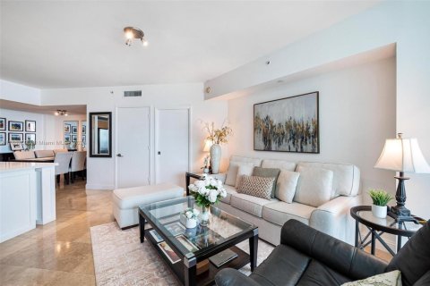 Condo in Miami, Florida, 1 bedroom  № 1883834 - photo 2