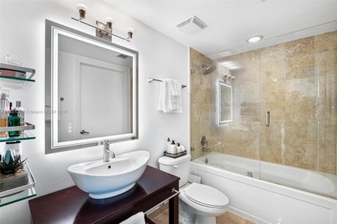 Condo in Miami, Florida, 1 bedroom  № 1883834 - photo 17