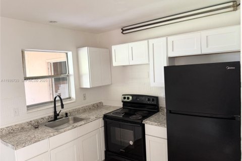 House in Lauderhill, Florida 2 bedrooms, 165.64 sq.m. № 1994944 - photo 1