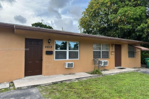 House in Lauderhill, Florida 2 bedrooms, 165.64 sq.m. № 1994944 - photo 9