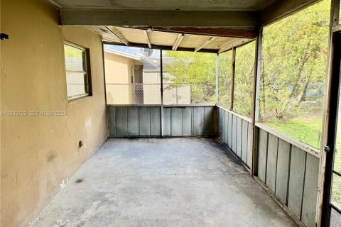 House in Lauderhill, Florida 2 bedrooms, 165.64 sq.m. № 1994944 - photo 7
