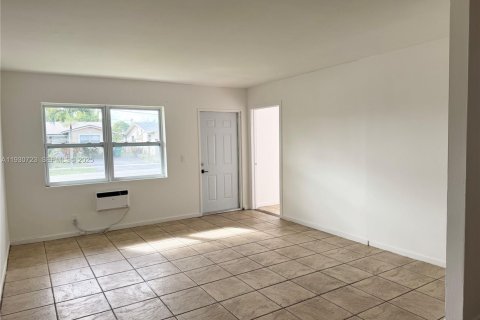 House in Lauderhill, Florida 2 bedrooms, 165.64 sq.m. № 1994944 - photo 6