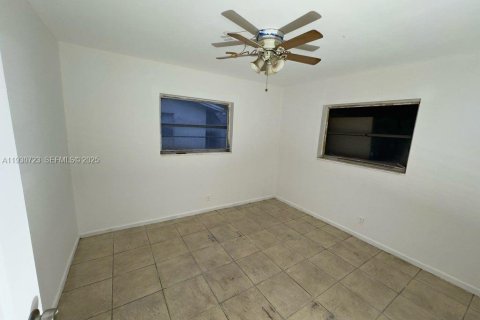 House in Lauderhill, Florida 2 bedrooms, 165.64 sq.m. № 1994944 - photo 4