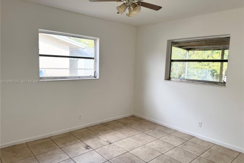 House in Lauderhill, Florida 2 bedrooms, 165.64 sq.m. № 1994944 - photo 3